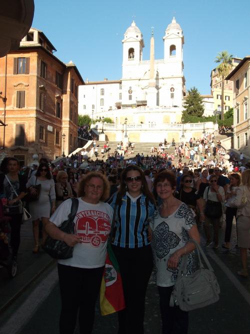 Celita, Mariana e Tere na praça Espanha, em Roma.