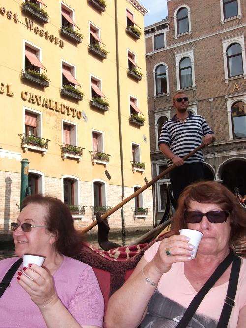 Maria Ivone e Tere em passeio de gôndola, em Veneza.