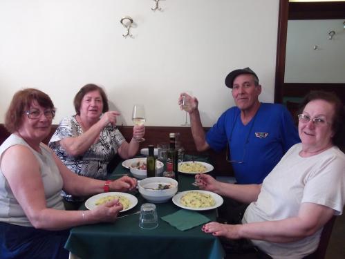Tere, Lourdes e Plinio e M. Ivone no almoço de Ferrara.