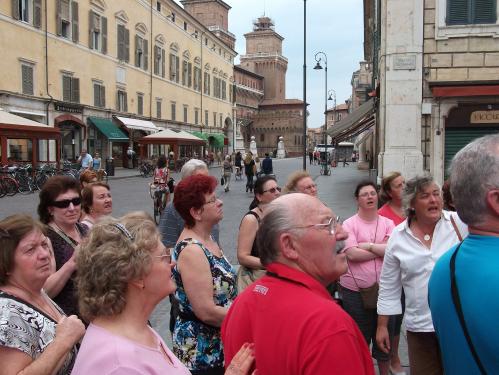 Grupo ouvindo explicações em Ferrara.