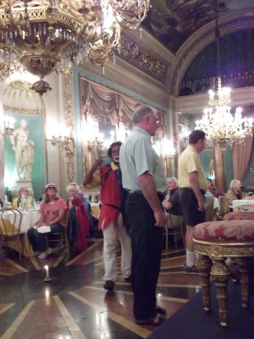 No jantar da época do Renascimento, Nilo brincando com o bobo da corte.