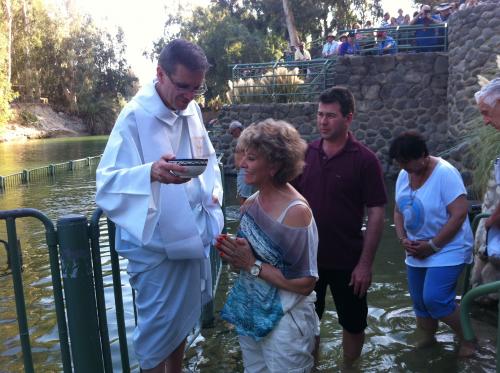 Na celebração de Renovação do Batismo no Rio Jordão.