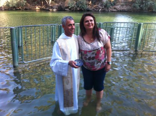 Na celebração de Renovação do Batismo no Rio Jordão.