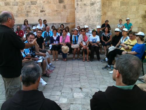 Na Igreja de Santa Ana, preparando a nossa Via Dolorosa, em Jerusalém.