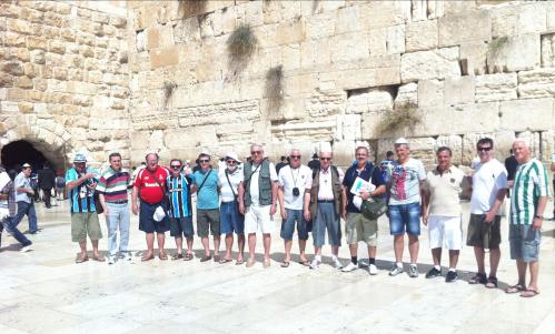 Alguns de nossos Meninos visitando o Muro das Lamentações.