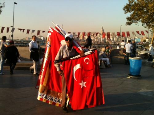 As bandeiras de Istambul estão por todos os lugares.