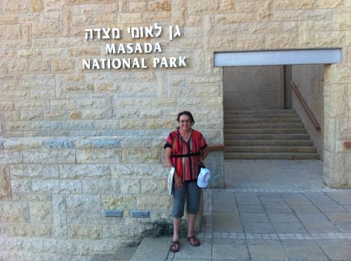 Na entrada da fortaleza de Masada.