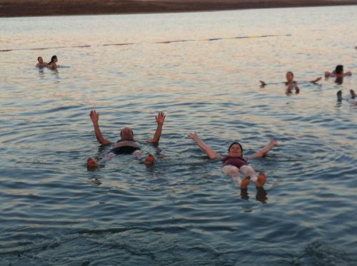 Brincando no Mar Morto!