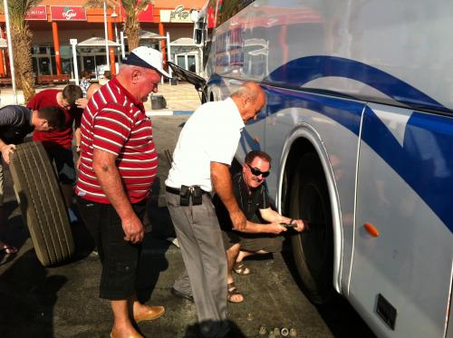 Turma de São Marcos trocando o pneu do ônibus, a caminho do Egito.