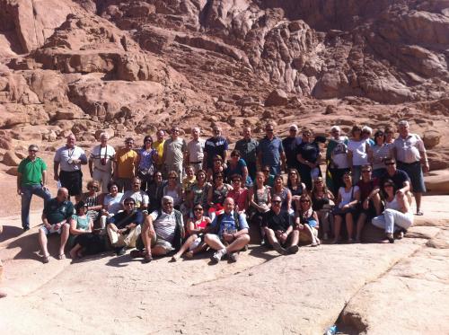 Grupo no pé do Monte Sinai, no Egito, onde Moisés recebeu de DEUS os 10 Mandamen