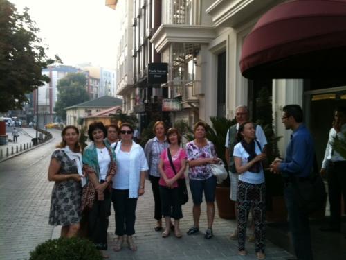 Grupo na saída do hotel em Istambul.