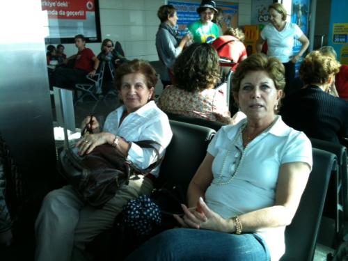 Uma parte do grupo já começa a voltar pra casa! Aeroporto de Istambul.