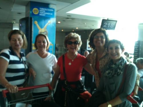 Uma parte do grupo já começa a voltar pra casa! Aeroporto de Istambul.