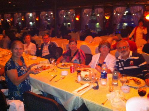 No jantar com Show no barco sobre o Rio  Nilo.