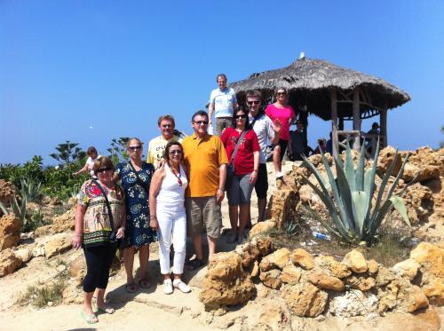 Parador básico de frente para o Mediterrâneo, nos jardins do Palácio do Rei Faru
