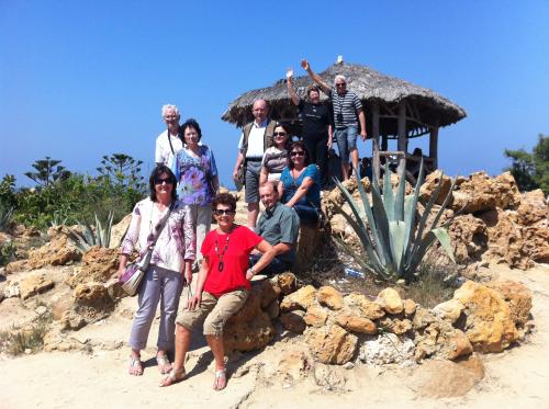 Parador básico de frente para o Mediterrâneo, nos jardins do Palácio do Rei Faru