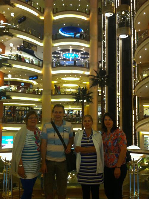 Os atrasadinhos visitaram no Cairo o maior shopping center do Oriente Médio.