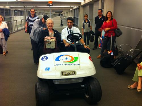 Chegamos em Israel, mas a Neide chegou de carrinho elétrico!