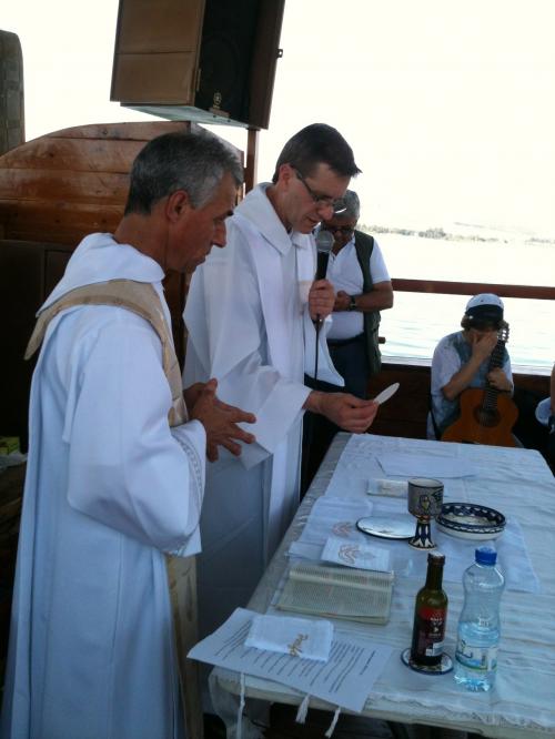 Nossa Missa a bordo da barca no Mar da Galileia.