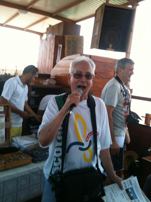 Cantando, a bordo da Barca do Mar da Galileia.