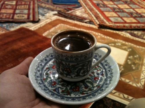 Café e tapetes turcos. 