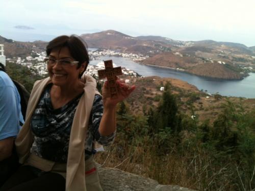 Maria do Carmo com seu crucifixo grego, em Patmos.