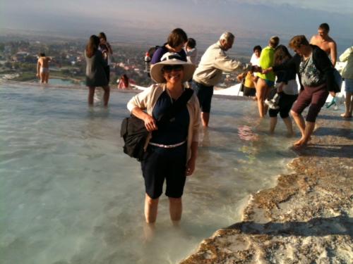 Maria do Carmo em Pamukkale.