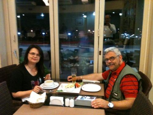 Marisa e Ivan em jantar no hotel, em Istambul.