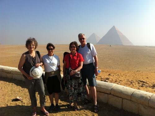 Em Giza, Cairo, com as Pirâmides de Queópes e Quefrem.
