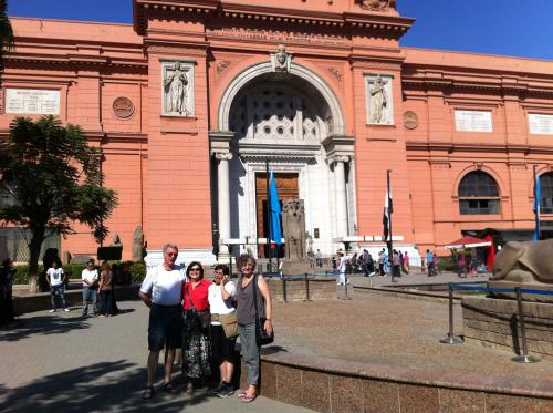 Em frente ao Museu do Egito.
