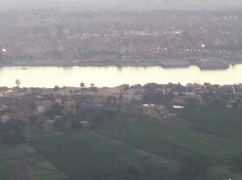 A cidade de Luxor e o Rio Nilo vistos do alto.