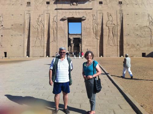 No Templo de Edfu, ao longo do passeio pelo Rio Nilo.