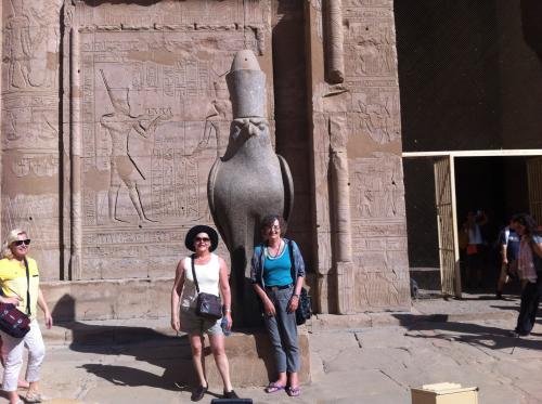 No Templo de Edfu, ao longo do passeio pelo Rio Nilo.