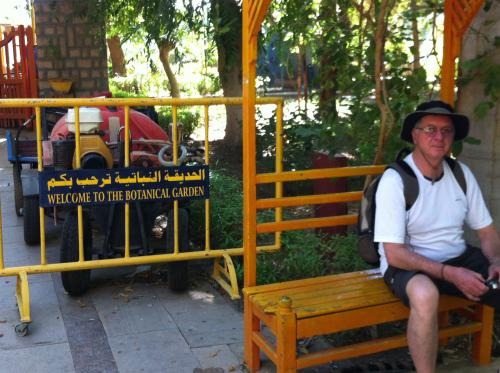 Passeando no Jardim Botânico de Aswan, na margem do Rio Nilo.