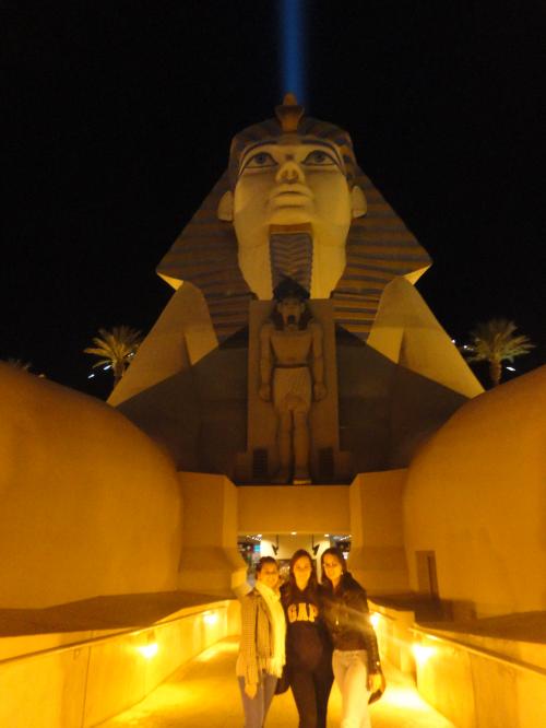 Larissa, Débora e Mariana visitando o Hotel Luxor.