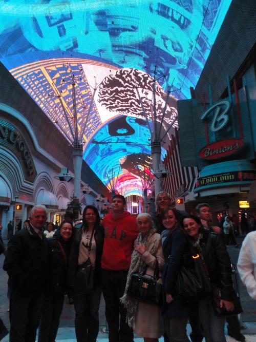 Grupo assistindo a rua Fremont.