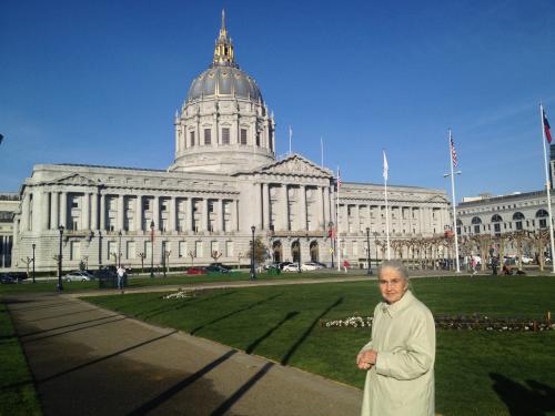 Inês passeando pela cidade de São Francisco, Califórnia.