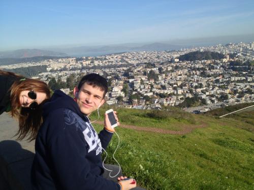 Débora e Iuri admirando a cidade de São Francisco, Califórnia.