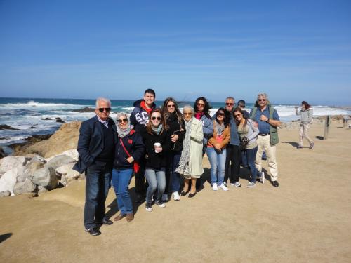 Grupo na praia de Monterey, Califórnia.