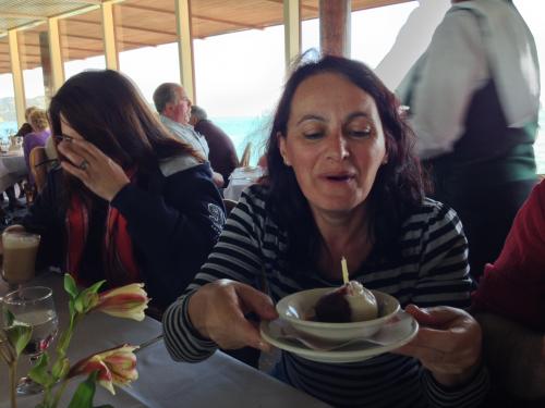 E a comemoração se estende! Ivania soprando as velinhas do seu aniversário.