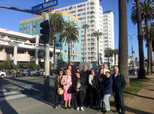 Grupo passeando por Santa Monica, Califórnia.