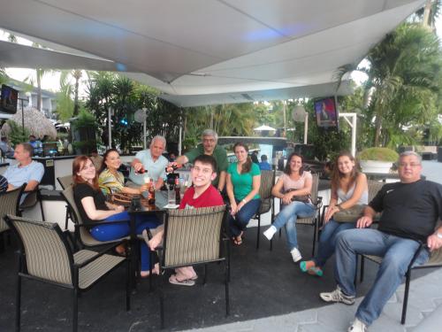 Grupo em happy hour no Panamá.
