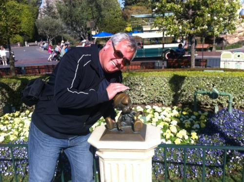 Larri com o pequeno Pinóquio na Disneyland.