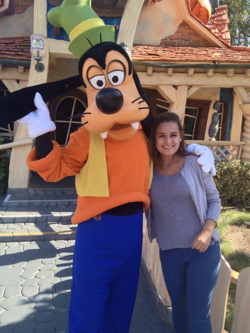 Larissa com o Pateta na Disneyland!