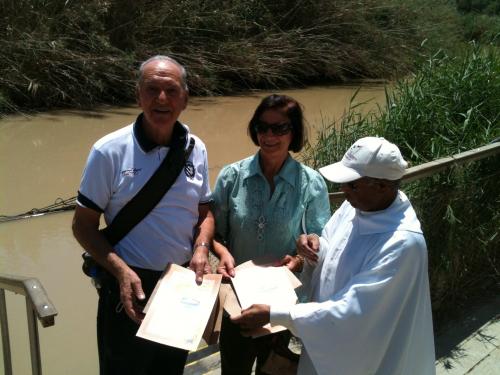 Já com o Certificado das Promessas do Batismo renovadas no Rio Jordão.