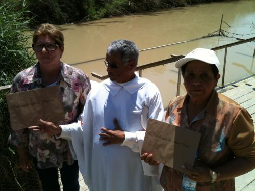 Já com o Certificado das Promessas do Batismo renovadas no Rio Jordão.