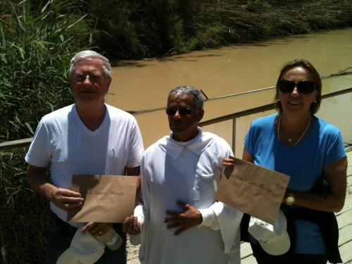 Já com o Certificado das Promessas do Batismo renovadas no Rio Jordão.