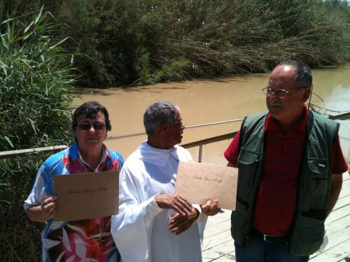 Já com o Certificado das Promessas do Batismo renovadas no Rio Jordão.
