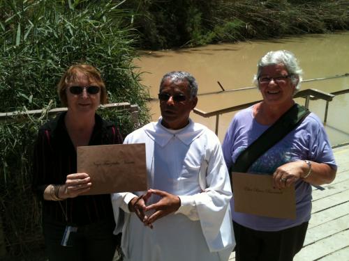 Já com o Certificado das Promessas do Batismo renovadas no Rio Jordão.