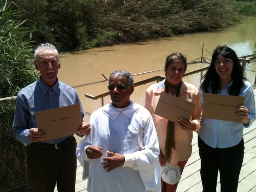 Já com o Certificado das Promessas do Batismo renovadas no Rio Jordão.